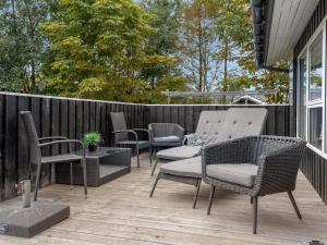 ブラーバンドにあるHoliday Home Aurel - 750m from the sea by Interhomeのパティオに置かれた椅子とテーブルの集まり