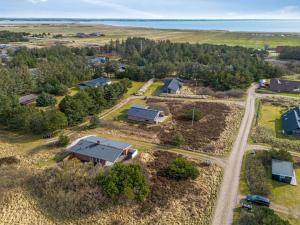 eine Luftansicht eines Bauernhofs mit einem Haus und einer Straße in der Unterkunft Holiday Home Askatla - 800m from the sea by Interhome in Ringkøbing