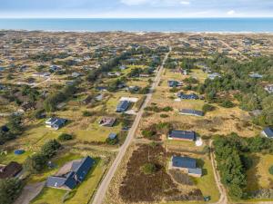 eine Luftaufnahme eines Vororts mit Häusern und dem Meer in der Unterkunft Holiday Home Askatla - 800m from the sea by Interhome in Ringkøbing