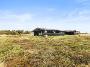 ein Haus mitten auf einem Feld in der Unterkunft Holiday Home Svenne - 500m from the sea by Interhome in Ringkøbing