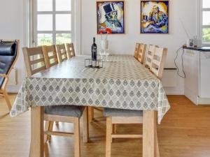 uma mesa de jantar com uma toalha de mesa em Holiday Home Suvi - 900m from the sea by Interhome em Ringkøbing mais 12 fotografias