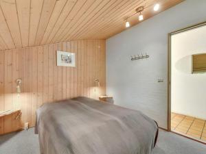 ein Schlafzimmer mit einem großen Bett und einem großen Fenster in der Unterkunft Holiday Home Tali - 700m from the sea by Interhome in Ringkøbing