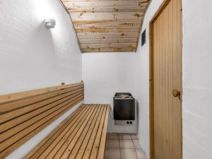 Zimmer mit Sauna und TV in der Unterkunft Holiday Home Sylvi - 1-7km from the sea by Interhome in Ringkøbing