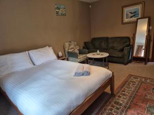 a bedroom with a bed and a living room with a couch at Sunnyside in Bristol +8 photos