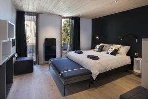 een slaapkamer met een groot bed en een groot raam bij 4YOULODGE in Les Angles