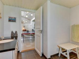 Η κουζίνα ή μικρή κουζίνα στο Holiday Home Saxe - from the sea by Interhome