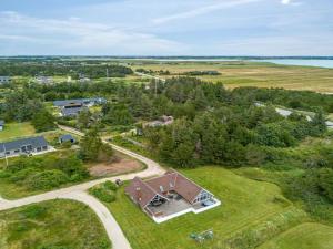 una vista aerea di una casa con vialetto e alberi di Holiday Home Tuomi - 900m from the sea by Interhome a Ringkøbing
