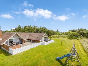 una casa con parco giochi e scivolo di Holiday Home Tuomi - 900m from the sea by Interhome a Ringkøbing Altre 24 foto