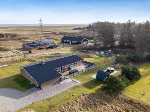 eine Aussicht auf ein Haus mit einem Haus in der Unterkunft Holiday Home Sissan - 900m from the sea by Interhome in Ringkøbing