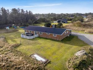 eine Draufsicht auf ein Haus auf einer Wiese in der Unterkunft Holiday Home Sissan - 900m from the sea by Interhome in Ringkøbing