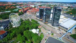 una vista aerea di una città con ruota panoramica di Gothia Towers & Upper House a Göteborg