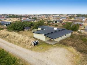 eine Aussicht auf ein Haus auf einem Hügel mit einer Straße in der Unterkunft Holiday Home Yorik - 800m from the sea by Interhome in Hvide Sande