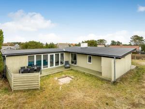 ein Haus mit einem Solarium auf einem Hof in der Unterkunft Holiday Home Yorik - 800m from the sea by Interhome in Hvide Sande
