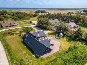 eine Draufsicht auf ein Haus auf einer Wiese in der Unterkunft Holiday Home Lidija - 850m from the sea by Interhome in Ringkøbing
