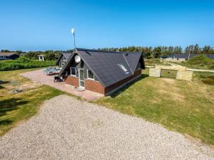 eine Draufsicht auf ein Haus mit Garten in der Unterkunft Holiday Home Lidija - 850m from the sea by Interhome in Ringkøbing