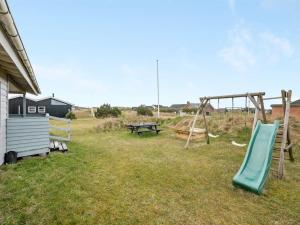 ein Spielplatz mit Rutsche und Picknicktisch in der Unterkunft Holiday Home Trineke - from the sea by Interhome in Hvide Sande + 17 Fotos