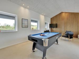 Una sala de estar con una mesa de billar. en Holiday Home Pejo - 950m from the sea by Interhome, en Ringkøbing 30 fotos más