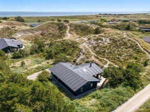 eine Luftaufnahme eines Hauses auf einem Hügel in der Unterkunft Holiday Home Sila - 800m from the sea by Interhome in Hvide Sande