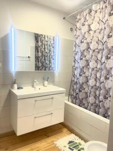 un baño con lavabo y ducha en Évasion méditerranéenne bas de villa Cath, jardin privé, parking, en Sanary-sur-Mer