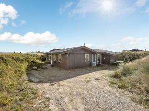 比耶勒高Holiday Home Aiske - from the sea by Interhome的田野中央的房子