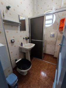 Et badeværelse på Apartamento Pé na Areia com Garagem no Centro Mongaguá