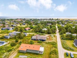 eine Luftansicht eines Dorfes mit Häusern und einer Straße in der Unterkunft Holiday Home Gedda - 700m from the sea by Interhome in Hvide Sande