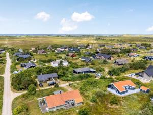 eine Luftansicht einer Unterteilung von Häusern in der Unterkunft Holiday Home Gedda - 700m from the sea by Interhome in Hvide Sande