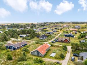 eine Luftaufnahme eines kleinen Dorfes mit Häusern in der Unterkunft Holiday Home Gedda - 700m from the sea by Interhome in Hvide Sande