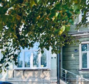 ein Haus mit zwei Fenstern und einer Tür in der Unterkunft Apartament 87 in Jelenia Góra