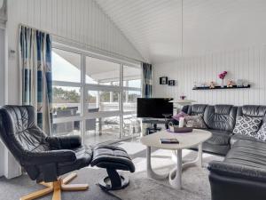 Posezení v ubytování Holiday Home Esir - 800m from the sea by Interhome