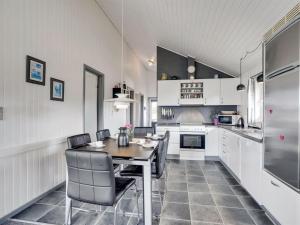 Kuchyň nebo kuchyňský kout v ubytování Holiday Home Esir - 800m from the sea by Interhome