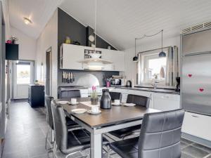 Kuchyň nebo kuchyňský kout v ubytování Holiday Home Esir - 800m from the sea by Interhome + 12 fotografií