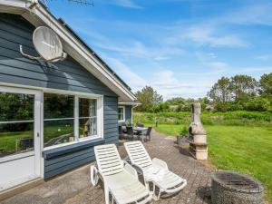 比耶勒高Holiday Home Ludvig - from the sea by Interhome的带白色椅子和桌子的露台