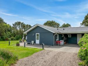 比耶勒高Holiday Home Ludvig - from the sea by Interhome的蓝色的房子,设有庭院和草地