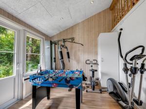 比耶勒高Holiday Home Ludvig - from the sea by Interhome的健身房设有跑步机和两辆健身自行车 更多20张照片