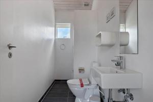un bagno bianco con un water e un lavandino di LN1598-Hjorring-Kystmarken-46 a Hjørring Altre 18 foto