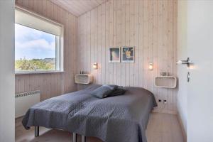 una camera da letto con un letto in una stanza con una finestra di LN1598-Hjorring-Kystmarken-46 a Hjørring