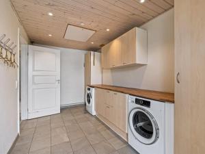 eine Waschküche mit Waschmaschine und Trockner in der Unterkunft Holiday Home Agne - 400m from the sea by Interhome in Hvide Sande + 18 Fotos