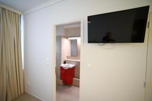 Elle comprend une télévision murale à écran plat. dans l'établissement Tsakalof 10 Kolonaki by Zeus Suites, à Athènes 18 autres photos