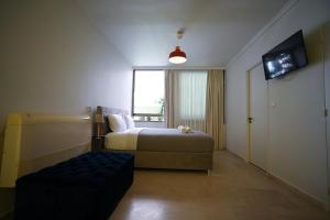 une chambre d'hôtel avec un lit et une fenêtre dans l'établissement Tsakalof 10 Kolonaki by Zeus Suites, à Athènes