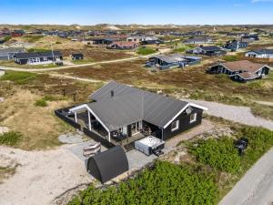 比耶勒高Holiday Home Sibyll - from the sea by Interhome的海滩上房屋的空中景致