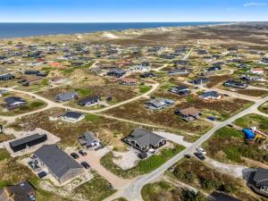 比耶勒高Holiday Home Sibyll - from the sea by Interhome的享有一个以海洋为背景的露营地的空中景致