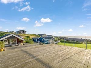 un ponte con case e l'oceano sullo sfondo di Holiday Home Aksinja - 250m to the inlet by Interhome a Lemvig