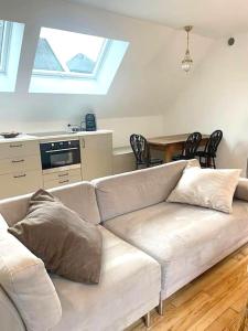 a living room with a white couch and a kitchen at Appartement BZH in Plougastel-Daoulas +8 photos