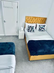 ローチェスターにあるStrood Modern One Bed close to Castle and Dockyard - Flat 1のベッドルーム1室(ベッド2台、青と白の枕付)