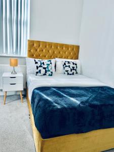 ローチェスターにあるStrood Modern One Bed close to Castle and Dockyard - Flat 1のベッドルーム1室(青い毛布と枕付きのベッド1台付)