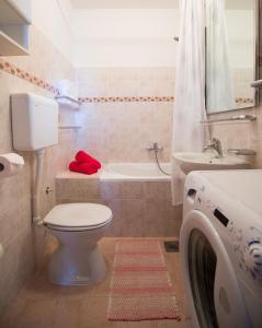 uma casa de banho com um WC, um lavatório e uma banheira em Apartment Love and Hope em Dubrovnik