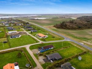 una vista aerea di un villaggio con case e una strada di Holiday Home Tanea - 700m to the inlet by Interhome a Lemvig