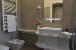 W łazience znajduje się umywalka i lustro. w obiekcie Costa Verde Natura w mieście Clusane sul Lago