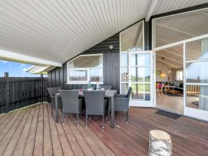 HarboørにあるHoliday Home Eemil - 700m from the sea by Interhomeのデッキにテーブルと椅子が置かれたパティオ